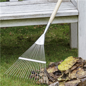 Flat tine leaf rake